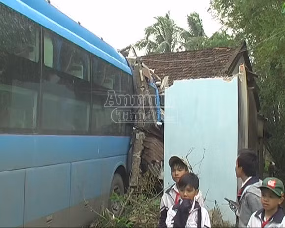 Nhà sập, nhiều người bị thương vì xe khách đối đầu xe tải ảnh 2
