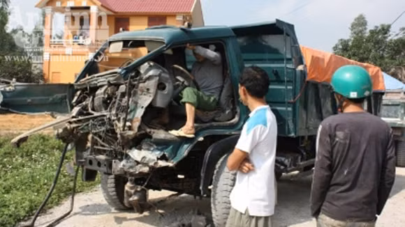 Chiếc xe tải bị tàu đâm trực diện, tài xế may mắn thoát chết ảnh 1