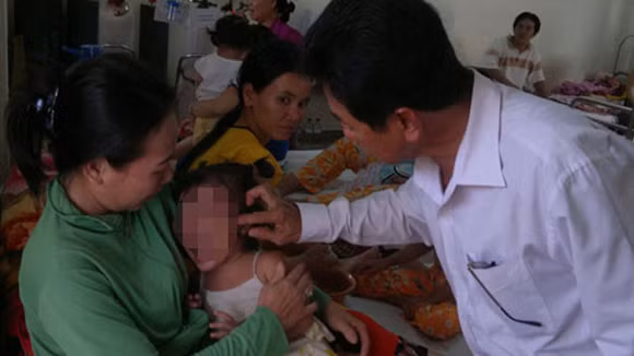 Ông Nguyễn Tuấn Sinh, Phó Giám đốc Sở LĐ-TB-XH tỉnh Cà Mau, thăm hỏi cháu N.T.V. tại bệnh viện