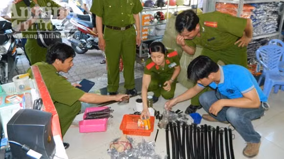 Phát hiện cửa hàng bày bán trái phép vũ khí, công cụ hỗ trợ ảnh 1