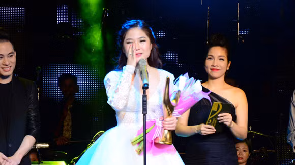 Hương Tràm òa khóc nhận giải Nghệ sĩ mới của năm ảnh 3