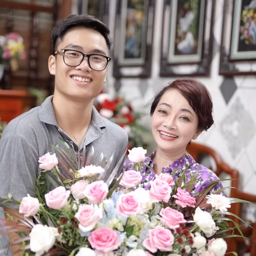 Đạo diễn trẻ Quản Trọng Phúc và mẹ - nghệ sĩ Trà My Đạo diễn trẻ Quản Trọng Phúc và mẹ - nghệ sĩ Trà My