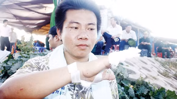 Tàu Trung Quốc dã man, bỏ mặc ngư dân Việt Nam sống chết giữa biển ảnh 3