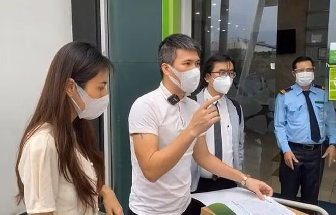 Vợ chồng ca sĩ Thủy Tiên đến ngân hàng để sao kê tài khoản nhận tiền từ thiện, với mong muốn làm rõ nghi vấn trục lợi tiền từ thiện