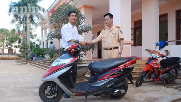 CSGT trao trả xe bị mất cắp cho người dân ảnh 1