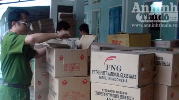 Phát hiện hàng trăm thùng mỹ phẩm nhập lậu ảnh 1