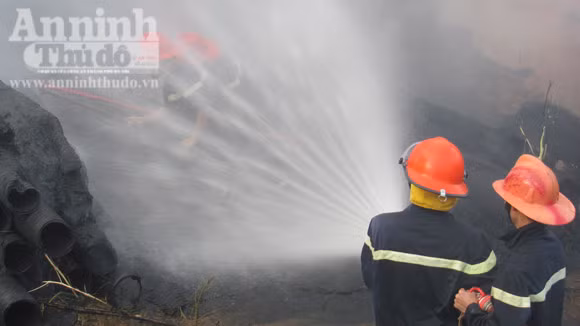 Cháy lớn tại khu vực sân vận động thành phố Tuy Hòa ảnh 1