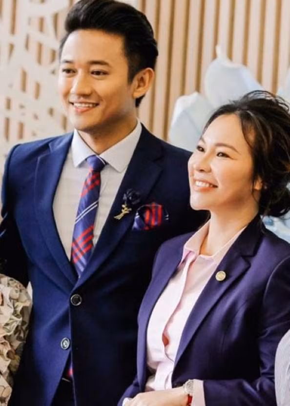 Bức ảnh hiếm hoi Quý Bình xuất hiện cùng vợ sắp cưới tại một sự kiện được cư dân mạng chia sẻ rộng rãi