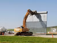 Mỹ rút gần 1 tỷ USD từ dự án đóng tàu Hải quân để xây dựng tường biên giới