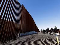 Mỹ rút gần 1 tỷ USD từ dự án đóng tàu Hải quân để xây dựng tường biên giới