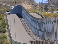 Mỹ rút gần 1 tỷ USD từ dự án đóng tàu Hải quân để xây dựng tường biên giới