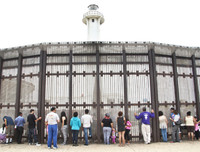 Mỹ rút gần 1 tỷ USD từ dự án đóng tàu Hải quân để xây dựng tường biên giới