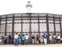 Mỹ rút gần 1 tỷ USD từ dự án đóng tàu Hải quân để xây dựng tường biên giới