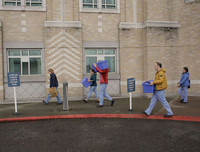 Hình ảnh người Mỹ chuẩn bị đương đầu đại dịch Covid-19