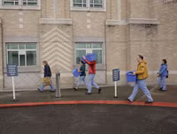 Hình ảnh người Mỹ chuẩn bị đương đầu đại dịch Covid-19