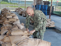 [Ảnh] Người Mỹ hối hả trong guồng quay chống đỡ siêu bão Dorian