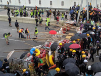Cảnh sát Hồng Kông lý giải việc lần đầu tiên nổ súng và phun vòi rồng để ứng phó với biểu tình
