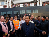 Tàu du lịch 2.200 người được Campuchia chào đón, thoát khỏi 