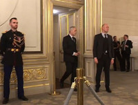 Tổng thống Nga Putin ở Paris: Một bước vào nhà vệ sinh, có tới 6 vệ sỹ đi cùng