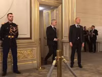 Tổng thống Nga Putin ở Paris: Một bước vào nhà vệ sinh, có tới 6 vệ sỹ đi cùng