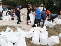 [Ảnh] Người Mỹ hối hả trong guồng quay chống đỡ siêu bão Dorian