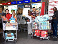 [Ảnh] Người Mỹ hối hả trong guồng quay chống đỡ siêu bão Dorian