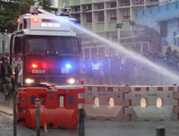 Cảnh sát Hồng Kông lý giải việc lần đầu tiên nổ súng và phun vòi rồng để ứng phó với biểu tình