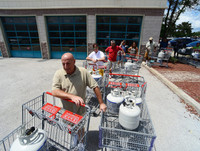 [Ảnh] Người Mỹ hối hả trong guồng quay chống đỡ siêu bão Dorian