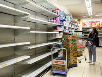 Người dân Hồng Kông đổ xô đi mua đồ tích trữ trước quy định cách ly mới