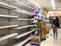 Người dân Hồng Kông đổ xô đi mua đồ tích trữ trước quy định cách ly mới