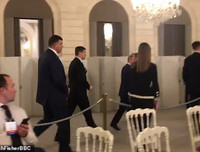 Tổng thống Nga Putin ở Paris: Một bước vào nhà vệ sinh, có tới 6 vệ sỹ đi cùng