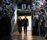 Tổng thống Nga Putin ở Paris: Một bước vào nhà vệ sinh, có tới 6 vệ sỹ đi cùng