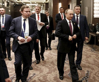 Tổng thống Nga Putin ở Paris: Một bước vào nhà vệ sinh, có tới 6 vệ sỹ đi cùng