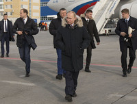 Tổng thống Nga Putin ở Paris: Một bước vào nhà vệ sinh, có tới 6 vệ sỹ đi cùng