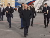 Tổng thống Nga Putin ở Paris: Một bước vào nhà vệ sinh, có tới 6 vệ sỹ đi cùng