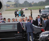 Tổng thống Nga Putin ở Paris: Một bước vào nhà vệ sinh, có tới 6 vệ sỹ đi cùng