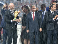 Tổng thống Nga Putin ở Paris: Một bước vào nhà vệ sinh, có tới 6 vệ sỹ đi cùng