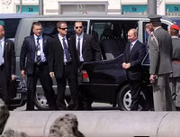 Tổng thống Nga Putin ở Paris: Một bước vào nhà vệ sinh, có tới 6 vệ sỹ đi cùng