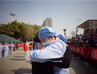 [Ảnh] Hoàn thành sứ mệnh lịch sử, đội ngũ bác sĩ chi viện bùi ngùi rời Vũ Hán