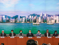 Người dân Hồng Kông đổ xô đi mua đồ tích trữ trước quy định cách ly mới