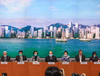 Người dân Hồng Kông đổ xô đi mua đồ tích trữ trước quy định cách ly mới