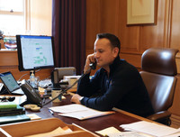 Các chính trị gia, hoa hậu, cầu thủ… trở lại nghề y để chống dịch Covid-19