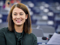 Các chính trị gia, hoa hậu, cầu thủ… trở lại nghề y để chống dịch Covid-19