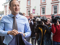 Các chính trị gia, hoa hậu, cầu thủ… trở lại nghề y để chống dịch Covid-19