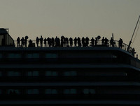 Tàu du lịch 2.200 người được Campuchia chào đón, thoát khỏi 