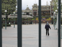 Người dân Hồng Kông đổ xô đi mua đồ tích trữ trước quy định cách ly mới