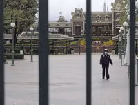 Người dân Hồng Kông đổ xô đi mua đồ tích trữ trước quy định cách ly mới