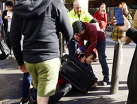 [Ảnh] Người biểu tình ủng hộ Hồng Kông và Trung Quốc đụng độ nhau ở nhiều nơi trên thế giới