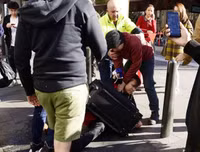 [Ảnh] Người biểu tình ủng hộ Hồng Kông và Trung Quốc đụng độ nhau ở nhiều nơi trên thế giới