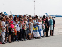 Những hình ảnh xúc động tại cuộc trao đổi tù nhân lịch sử giữa Ukraine và Nga